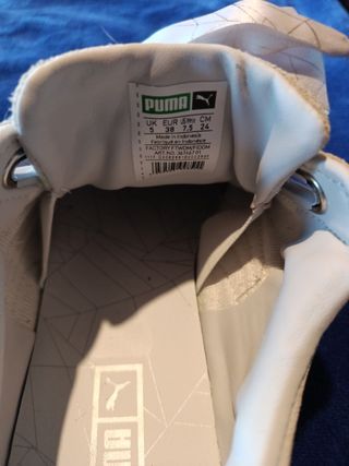 Zapatillas Puma beige mujer con lazo.
