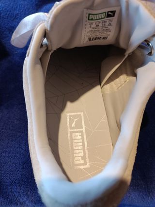 Zapatillas Puma beige mujer con lazo.

