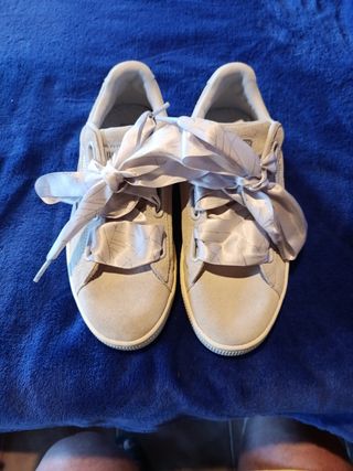 Zapatillas Puma beige mujer con lazo.
