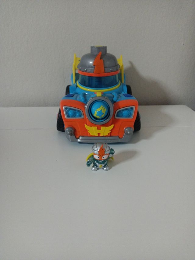 Coche SuperThings con figura