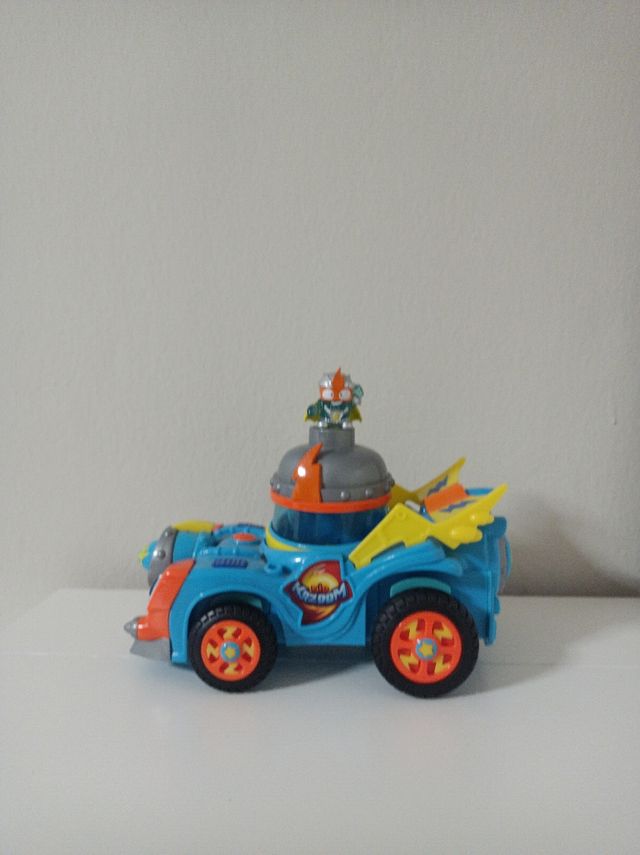 Coche SuperThings con figura