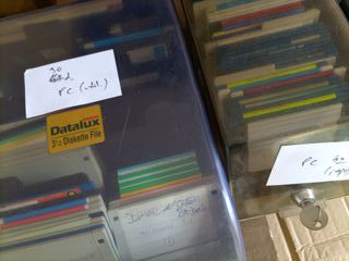 Lote de 110 discos con juegos y utilidades para PC