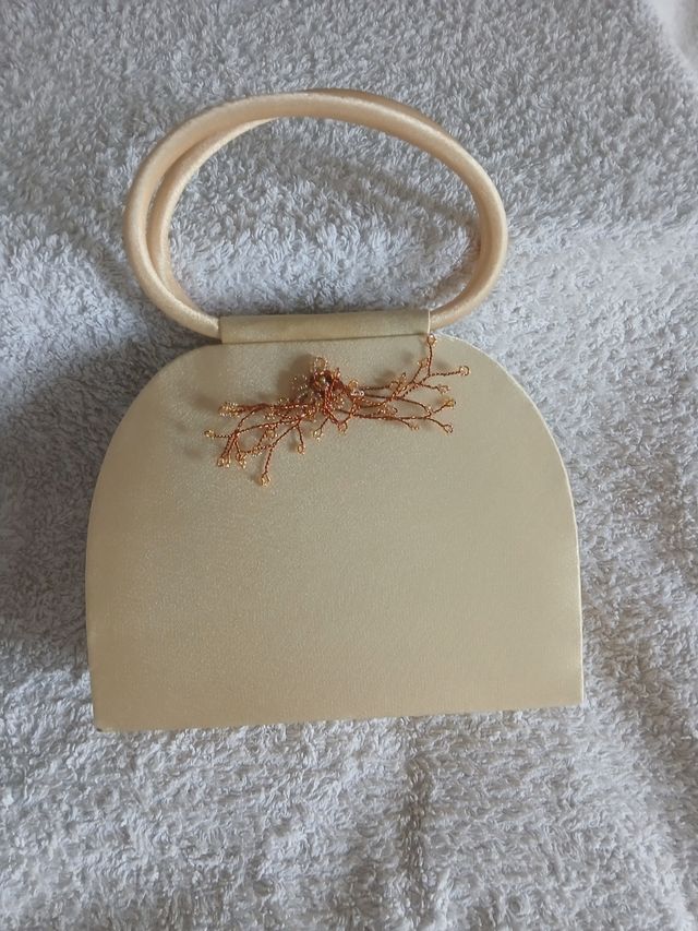 Bolso pequeño beige y dorado