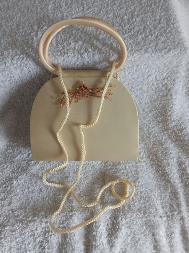 Bolso pequeño beige y dorado