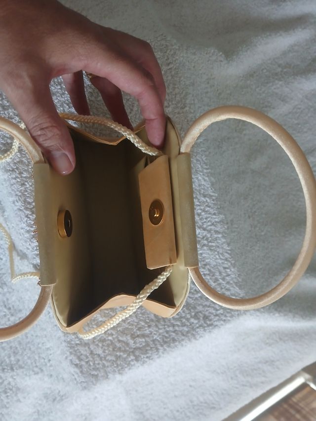 Bolso pequeño beige y dorado