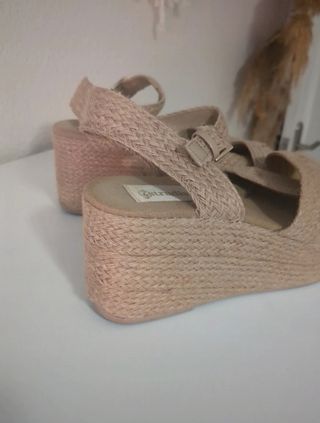 Sandalias cuña Bershka beige