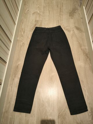 Pantalones vaqueros negros rotos