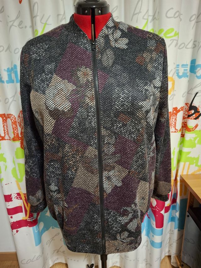 Chaqueta bomber negra y morada