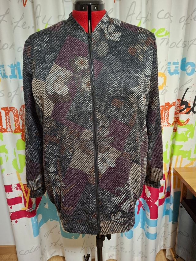 Chaqueta bomber negra y morada