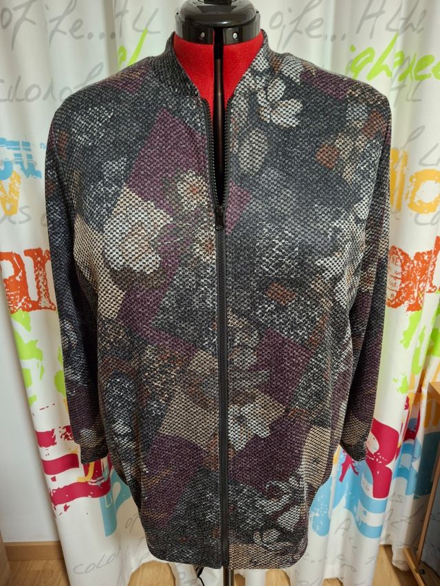 Chaqueta bomber negra y morada