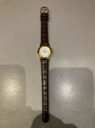 Reloj Volvo dorado y marrón
