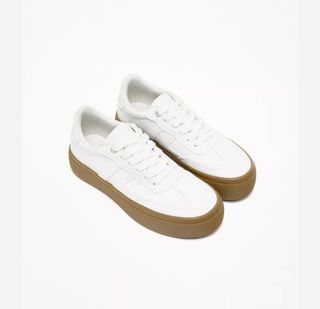 Zapatillas blancas y marrón