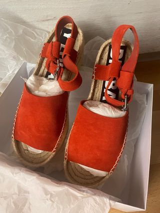 Alpargatas color teja/naranja Bimba y Lola