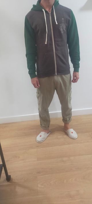 Hoodie gris-verde con cremallera