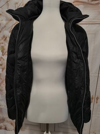Chaqueta negra Guess