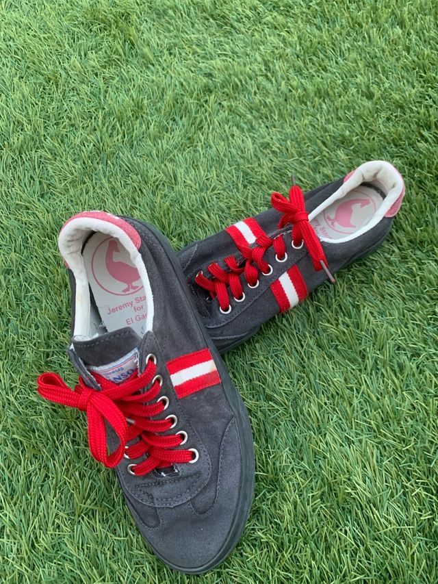 Zapatillas El Ganso grises y rojas