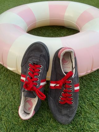 Zapatillas El Ganso grises y rojas