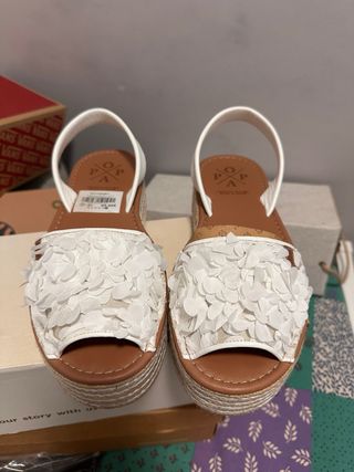 Sandalias plataforma Popa con flores blancas