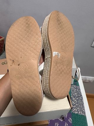 Sandalias plataforma Popa con flores blancas