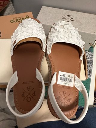 Sandalias plataforma Popa con flores blancas