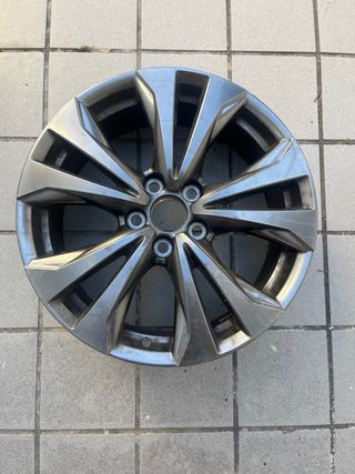 llanta Lexus UX F sport