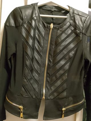 Chaqueta negra c/cremallera