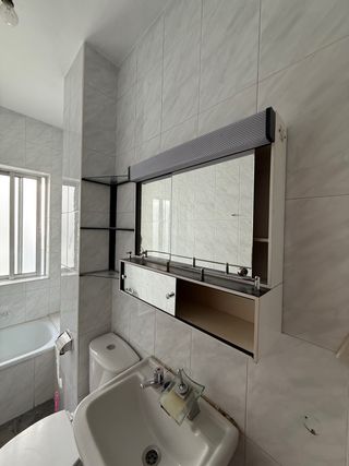 Mueble baño antiguo con espejo