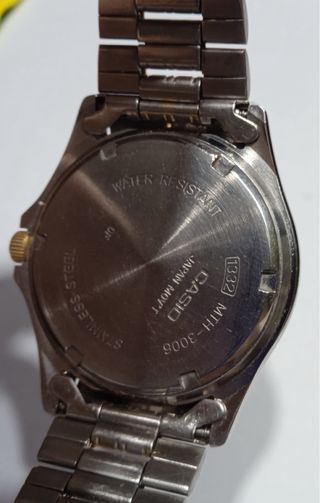 2 Relojes Casio dorados y plateados