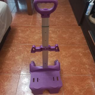 Carro sube escalones morado