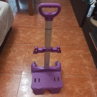 Carro sube escalones morado