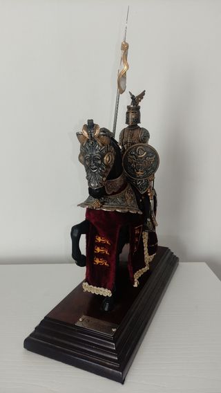 Figura caballero medieval a caballo 