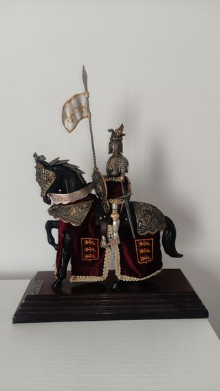 Figura caballero medieval a caballo 