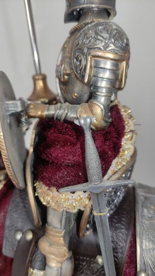 Figura caballero medieval a caballo 
