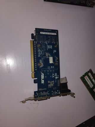 Tarjeta gráfica Asus 210