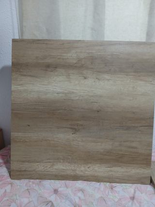 Mesa comedor extensible marrón clarito.