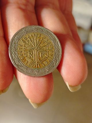 2€ Francia 1999 defectuosa . Negociable.