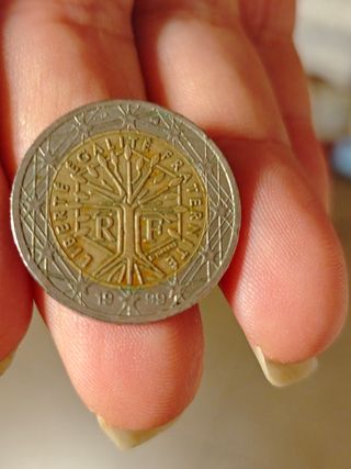 2€ Francia 1999 defectuosa . Negociable.