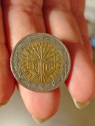 2€ Francia 1999 defectuosa . Negociable.
