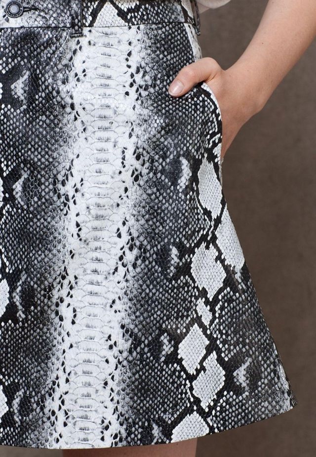 Falda Stradivarius serpiente