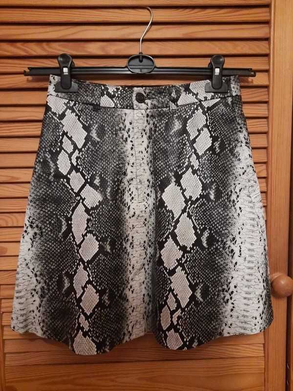 Falda Stradivarius serpiente