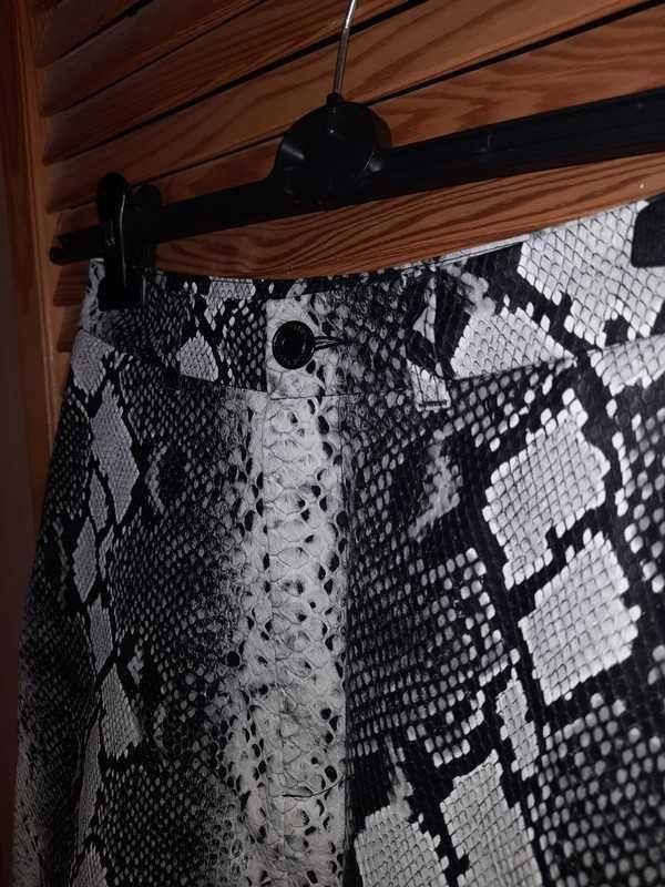 Falda Stradivarius serpiente