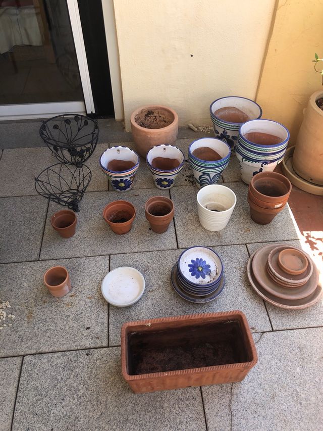 Macetas y platos de cerámica