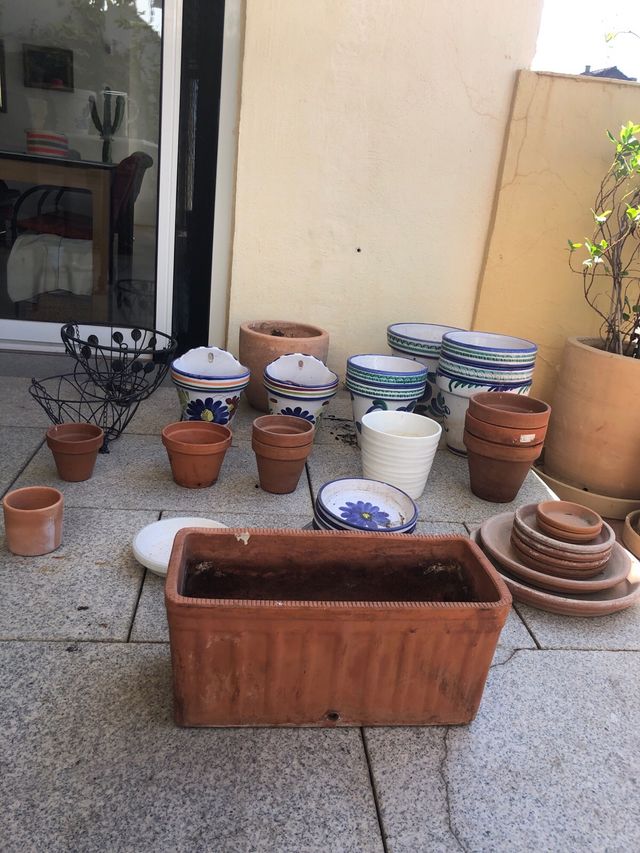 Macetas y platos de cerámica