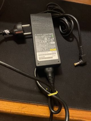 Cargador original Fujitsu para ordenador portátil
