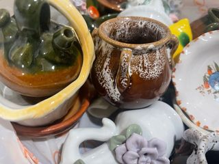 Cesta mimbre té infantil y ajuar de cerámica