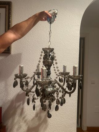 Elegante lámpara araña negra y plata