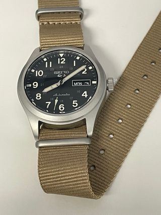 Reloj SEIKO 5 Sport Field Khaki 39,4mm SRPG35K1