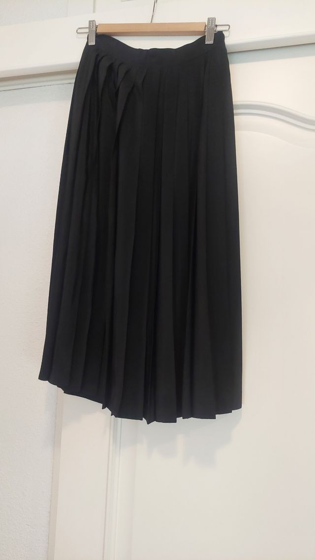 Falda midi plisada negra