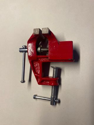 tornillo de banco rojo pequeño