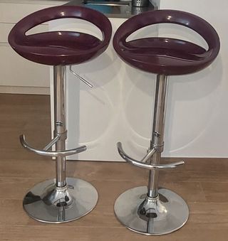 2 Taburetes altos modernos

